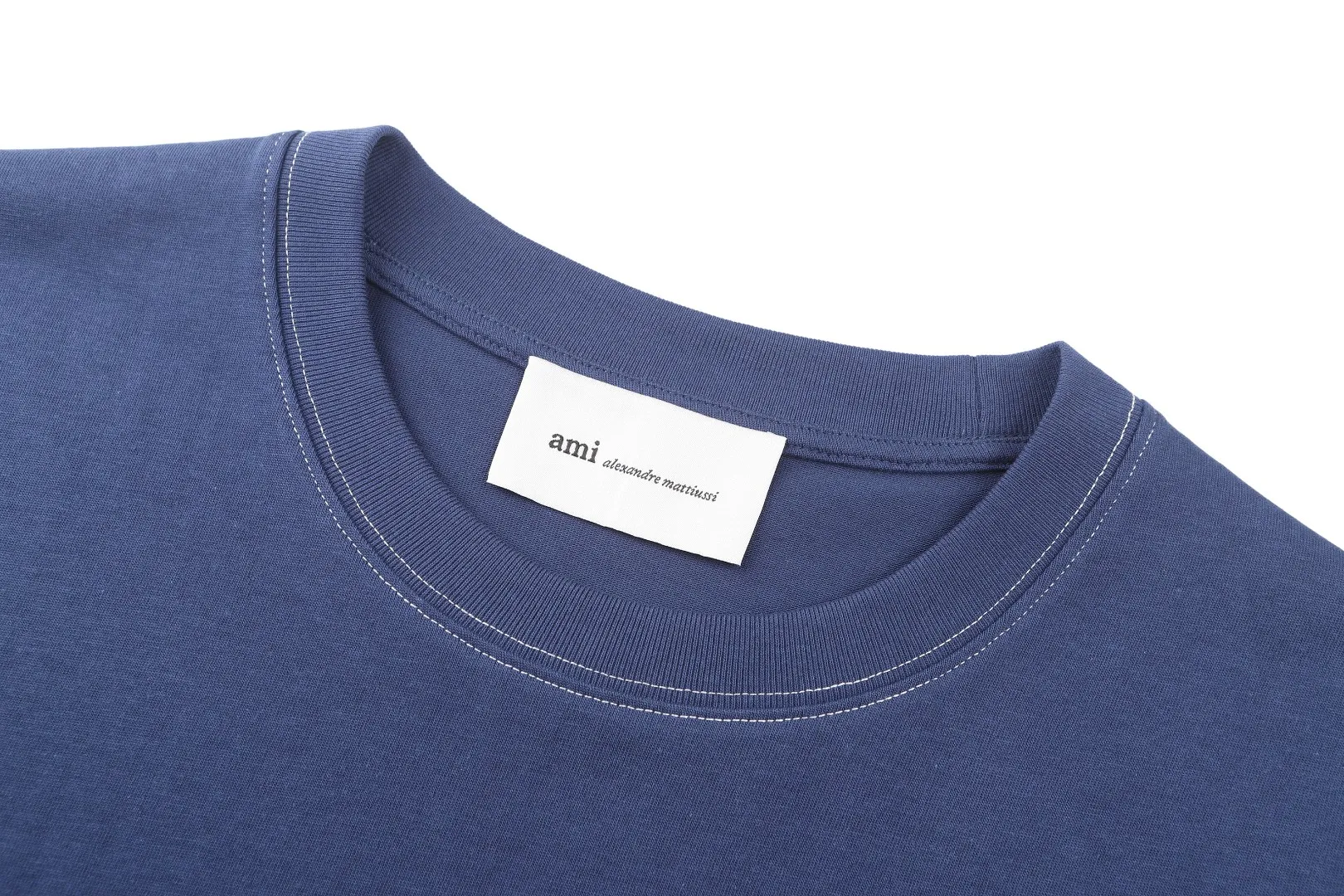 Ami Paris 26SS embroidered topstitch outline ADC box short sleeves ●Authentic 1700 purchased and developed ●32 counts of 100% plain combed cotton 230g ●1*1 matching double yarn rib 260g ●Imported embroidery ●Fabrics enzyme wash ●Customized 1:1 trademark ●Fit version ●Size: S M L XL ●Style number: 26135/7A#5